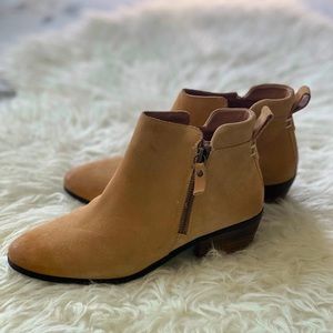 ♥️Moving Sale♥️ Vince Camuto Tan Booties